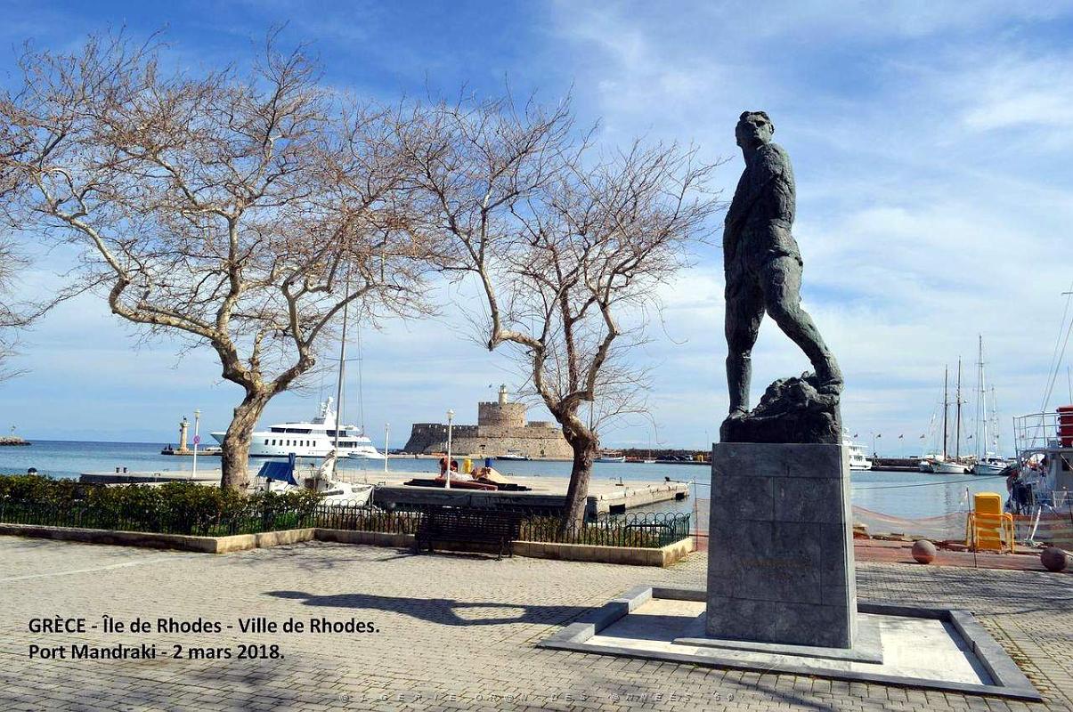 040- Rhodes ville et port d'honneur.JPG